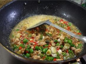 倒入少许啤酒，加入盐、味精调味翻炒，待收汁后起锅