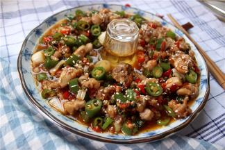 最好选择一个平整的盘子，并快速将啤酒杯倒扣，才不会让啤酒溢出