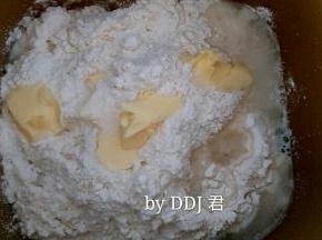 披萨皮食材全部放进面包机桶内，开启揉面程序