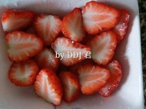 草莓对半切开