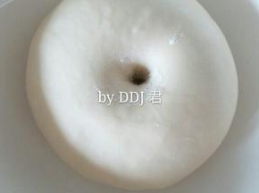 面团发酵2至2.5倍大，用用手指沾面粉，戳孔不回缩就好了