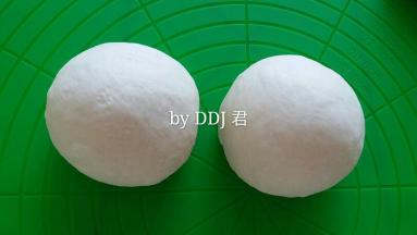 均匀分成两份，覆盖保鲜膜松弛15分钟