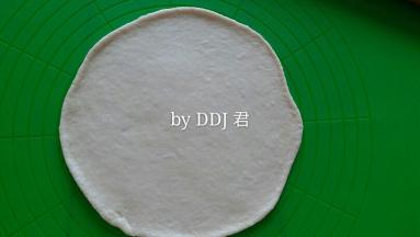 用擀面杖擀至八寸披萨盘那么大
