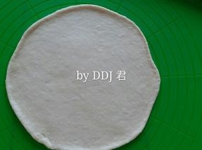 用擀面杖擀至八寸披萨盘那么大