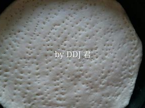 放入披萨盘，用叉子扎孔