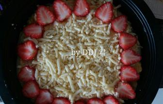 撒上芝士，边缘围上草莓