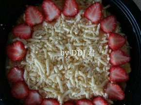 撒上芝士，边缘围上草莓