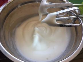 鸡蛋蛋白和蛋黄分离，蛋白加入几滴柠檬汁后用打蛋器打发至鱼眼发泡，然后分3次加入细砂糖打至硬性发泡即可