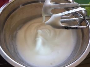 鸡蛋蛋白和蛋黄分离，蛋白加入几滴柠檬汁后用打蛋器打发至鱼眼发泡，然后分3次加入细砂糖打至硬性发泡即可
