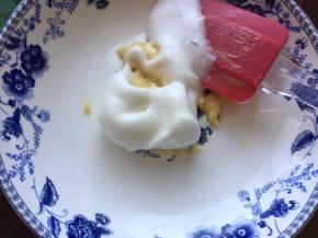 取2匙蛋黄糊和蛋白霜加1小匙低筋面粉拌均（其他蛋白霜和蛋黄糊分两次用刮刀切拌均匀成蛋糕糊）