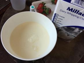 奶油加入20g细砂糖打发