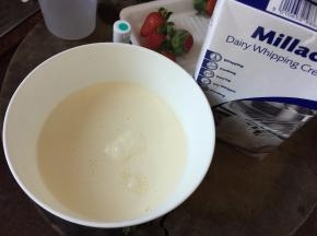 奶油加入20g细砂糖打发