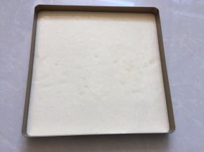 倒入切拌均匀的蛋糕糊，震泡两次