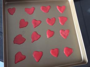 然后在烤盘画心形