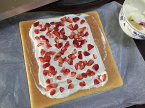 抹上奶油，铺上切小块的草莓