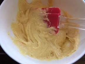 再筛入低筋面粉和淀粉