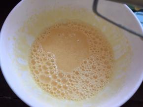 然后加入纯牛奶搅拌均匀