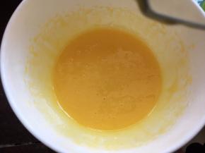 蛋黄加入植物油打至蓬松