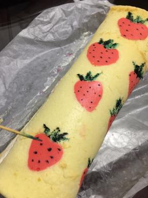 用抹茶粉加少许水用牙签点上草莓叶和草莓籽