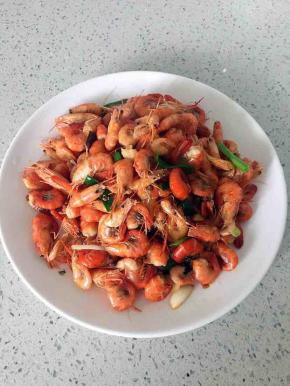 ，倒入适量生抽再放入葱段翻炒一会后盛盘，味道美美哒！带壳吃补钙效果非常好呢！