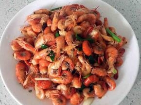 ，倒入适量生抽再放入葱段翻炒一会后盛盘，味道美美哒！带壳吃补钙效果非常好呢！