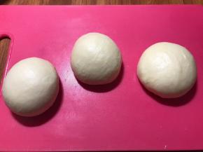 醒面后，排气分成3个等重的面团，揉圆。