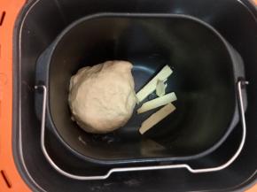 一个程序后加入软化黄油，再揉一个程序，也就是15分钟。