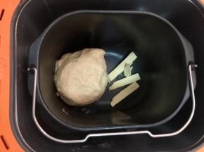 一个程序后加入软化黄油，再揉一个程序，也就是15分钟。