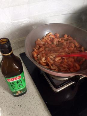 倒入河虾炒至断生变色后放入适量料酒