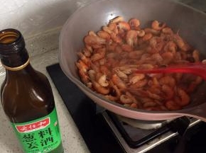 倒入河虾炒至断生变色后放入适量料酒