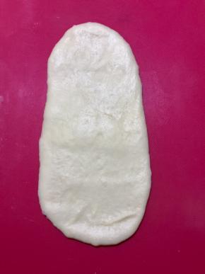 稍微擀至椭圆，手掌按压掉气泡