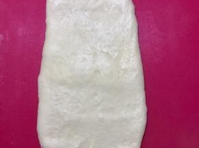稍微擀至椭圆，手掌按压掉气泡