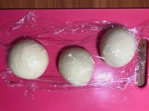 盖保鲜膜醒面15分钟。
