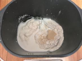 除黄油外的所有材料放入面包机桶内，酵母不要直接接触糖盐，开动机器揉面，一个程序是15分钟。