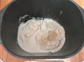 除黄油外的所有材料放入面包机桶内，酵母不要直接接触糖盐，开动机器揉面，一个程序是15分钟。