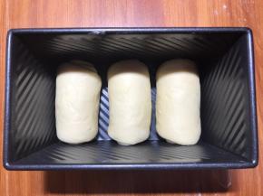 卷起来，放入土司模中。