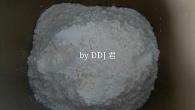 汤种冷却后就开始揉面。。除黄油和蔓越莓干外，其他食材都放进面包机桶内。先液体再干粉，最后放酵母。开启揉面程序