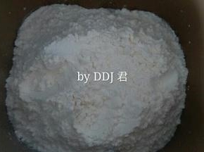 汤种冷却后就开始揉面。。除黄油和蔓越莓干外，其他食材都放进面包机桶内。先液体再干粉，最后放酵母。开启揉面程序