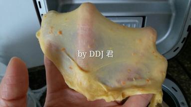 两个程序后又揉了五分钟，扯点面团看看，已经可以拉出薄而结实的膜就ok拉。我的面包机一个程序是20分钟
