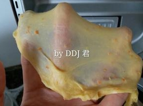 两个程序后又揉了五分钟，扯点面团看看，已经可以拉出薄而结实的膜就ok拉。我的面包机一个程序是20分钟