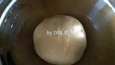 取出面团，放入不锈钢盆内发酵