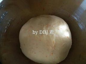 取出面团，放入不锈钢盆内发酵