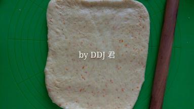 整个面团擀成长方形