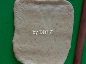 整个面团擀成长方形