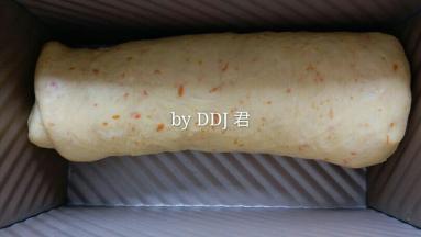 从上至下卷起，然后放入土司盒内。将土司盒放入烤箱进行二发