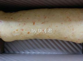 从上至下卷起，然后放入土司盒内。将土司盒放入烤箱进行二发