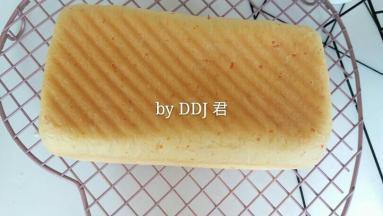 没有预热烤箱，土司盒放进烤箱后，上下火160度50分钟后出炉。出炉后震下模具，把土司扣在冷却架上