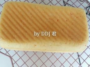 没有预热烤箱，土司盒放进烤箱后，上下火160度50分钟后出炉。出炉后震下模具，把土司扣在冷却架上