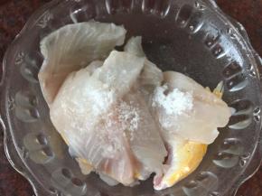将鱼削成鱼片后加入3g盐