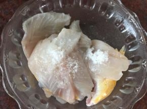 将鱼削成鱼片后加入3g盐